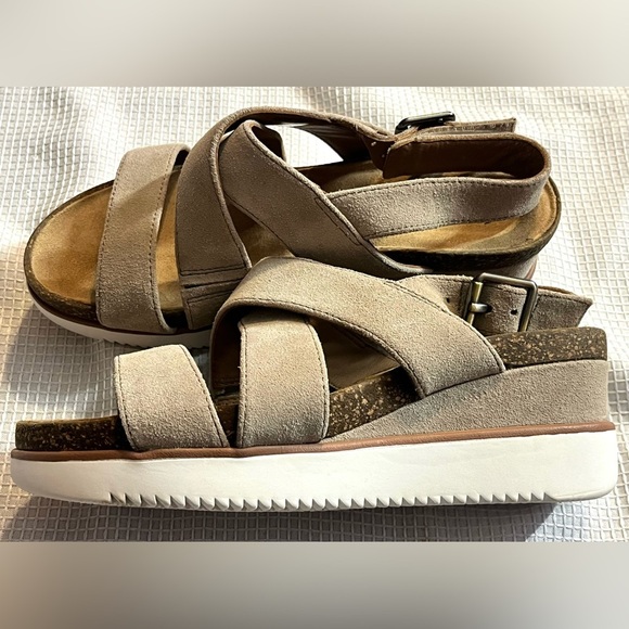 Clarks Women's Slingback Wedge Sand Suede Tan Sandals Size 8 - Picture 2 of 12